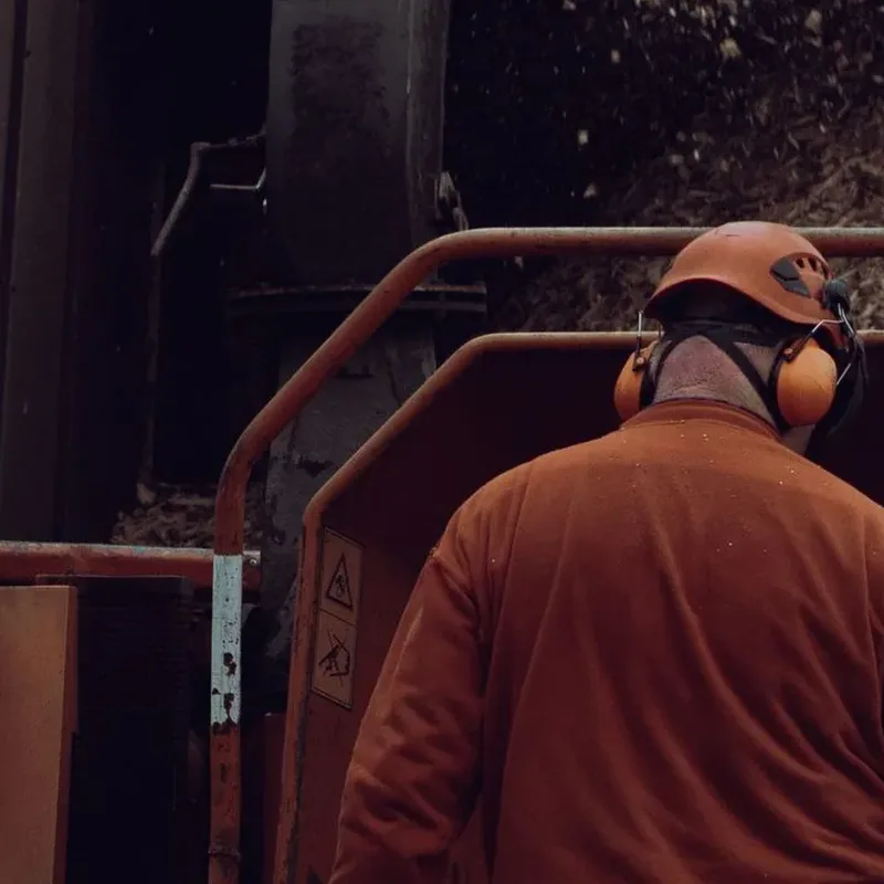 Chargement de branches dans un broyeur, en fin de chantier